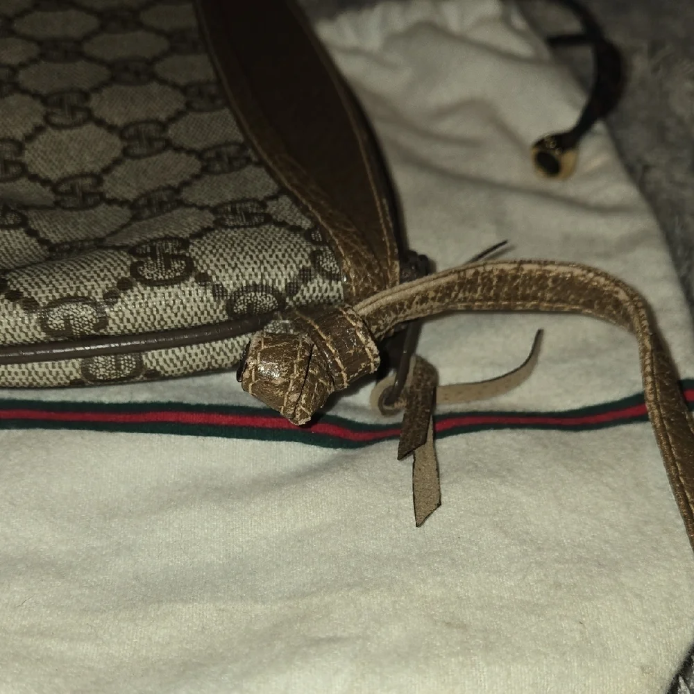 Gucci Signature Monogram Supreme Shoulder Bag in Brown and Cream - Picture 12 of 16